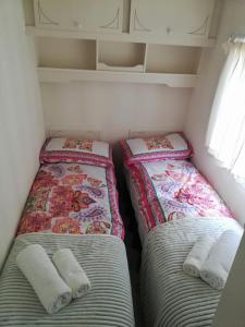 two beds in the corner of a small room at Domki obok plaży in Moryń