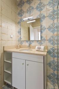 bagno con lavandino e specchio di Estrela de Gaia Apartments a Vila Nova de Gaia