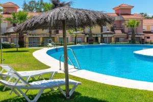 Swimmingpoolen hos eller tæt på Disfrute de las playas y el golf en nuestro adosado en Islantilla - Costa de la Luz