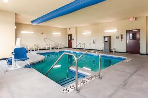 a swimming pool in a hotel room with a pool at Cobblestone Hotel & Suites Appleton International Airport in Neenah