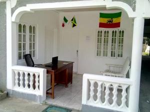 una oficina en una casa con escritorio en Porty Hostel en Port Antonio