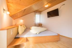 Dormitorio pequeño con cama en el ático en Alpenblick, en Valle di Casies