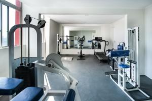 een fitnessruimte met loopbanden en machines in een kamer bij Hotel InterAmericana in Americana