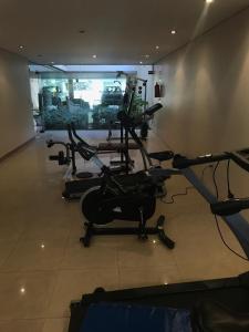 a row of exercise bikes in a gym at Confortable departamento. Excelente ubicación in Buenos Aires