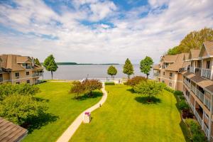 スタージョンベイにあるWestwood Shores Waterfront Resortの家屋のある庭の空中風景