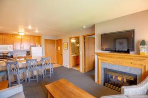 Кухня или мини-кухня в Westwood Shores Waterfront Resort
