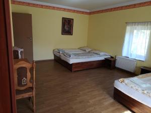 Cama ou camas em um quarto em Zamek Ostrowski