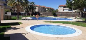 Una gran piscina en un patio con en Apartamento acogedor en lugar inmejorable, en Sanlúcar de Barrameda