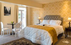 A bed or beds in a room at Hotel Paradis Suite Cusco