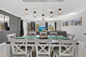 uma sala de jantar com mesa e cadeiras em 21 The Islander Resort em Point Lookout