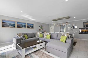 un soggiorno con divano e tavolo di 21 The Islander Resort a Point Lookout