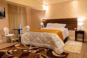 A bed or beds in a room at Hotel Paradis Suite Cusco