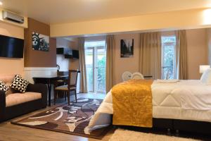 1 dormitorio con 1 cama y sala de estar en Hotel Paradis Suite Cusco, en Cusco