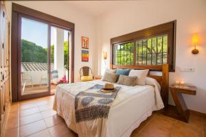 ロス・カーニョス・デ・メカにあるCasas Los 4 Solesのベッドルーム(ベッド1台付)、バルコニーが備わります。