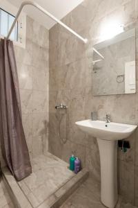 Kúpeľňa v ubytovaní Saint Dimitrios Central Apartment 100sqm.