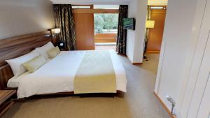 מיטה או מיטות בחדר ב-College Court Hotel