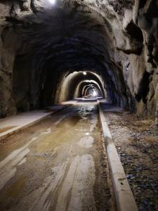 un túnel con un largo camino en una cueva en En Marina D'Or primera linea real, en Oropesa del Mar