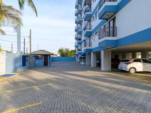 カラグアタトゥーバにあるApartamento em Caraguatatubaの建物の前の駐車場