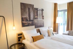 um quarto de hotel com duas camas e um sofá em hôtel villa raab em Alsfeld
