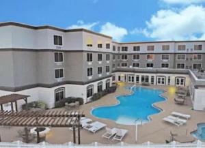 uma representação de um hotel com piscina em Country Inn & Suites by Radisson, Port Canaveral, FL em Cape Canaveral