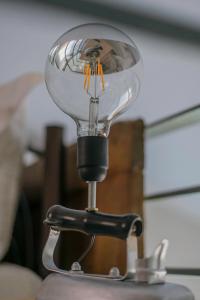 eine Lampe mit Licht darüber in der Unterkunft Loft Apartments in Komotiní