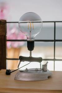 una lampada illuminata situata sopra un tavolo di Loft Apartments a Komotini