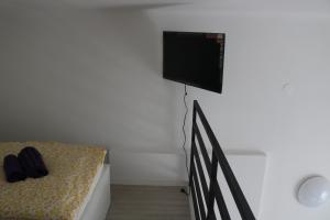 TV a/nebo společenská místnost v ubytování Apartment F6