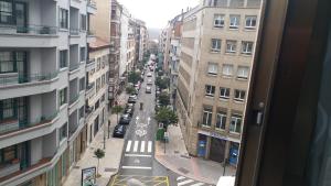 widok na ulicę miejską z okna w obiekcie Pensión Mar Azul w Santiago de Compostela