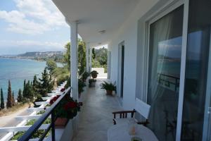 En balkong eller terrasse på Sea Side Villa Alexandra