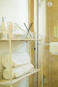uma casa de banho com um chuveiro e um suporte com toalhas em Yuli's Home em Miami