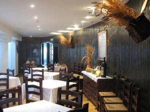 a dining room with tables and chairs in a restaurant at Hotel El Puerto in Puerto Lápice