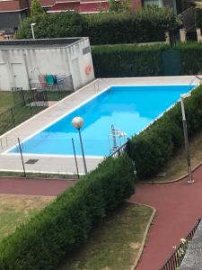 uma grande piscina azul com uma cerca à volta em albobide em Bakio