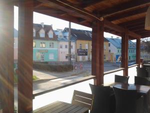 セイニにあるHotel Skarpaのテーブルと椅子付きのレストランから通りの景色を望めます。