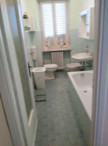 bagno con 2 servizi igienici, lavandino e vasca di Casa Rosy a Montiglio