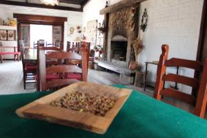 einen Tisch mit Holzschnitttafel mit Essen drauf in der Unterkunft La Casa de Tafí del Valle in Tafí del Valle