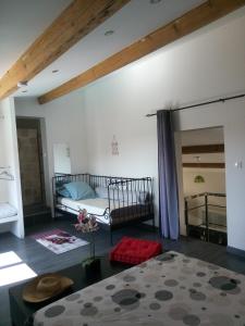 ein Schlafzimmer mit einem Bett und ein Wohnzimmer in der Unterkunft Gite chez mamiyo gallargues le montueux in Gallargues-Le-Montueux