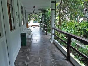una pasarela que conduce al porche delantero de una casa en El Pedron Hotel, en Baños