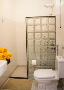 a bathroom with a toilet and a sink at Manjuba Pousada - Taipu de Fora in Barra Grande