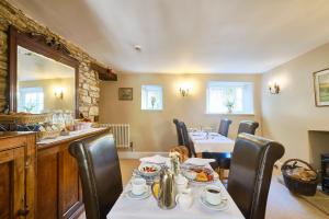 Nuns Cottage Bed & Breakfast tesisinde bir restoran veya yemek mekanı