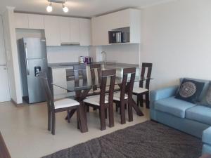 Η κουζίνα ή μικρή κουζίνα στο Departamento en primera línea, Papudo Laguna