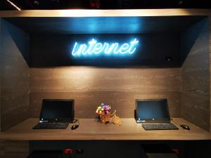ibis budget Medellín Itagüí Metro的电视和/或娱乐中心