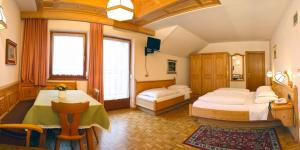 A bed or beds in a room at Hotel Dolomiti Madonna