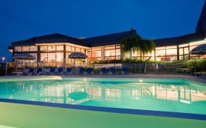 Bazén v ubytování Novotel Amboise nebo v jeho okolí