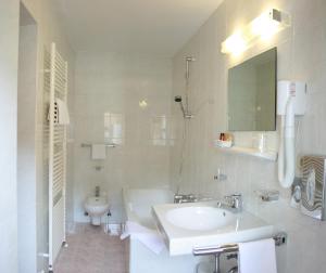 A bathroom at Hotel Dolomiti Madonna