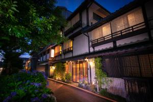 un edificio con luci su una strada di notte di Ohanabo a Kyoto
