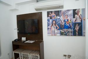 TV a/nebo společenská místnost v ubytování Heroes Hotel