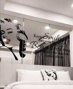 - une chambre avec un lit à baldaquin pour une femme dans l'établissement Frankie's Inn, à Jomtien Beach