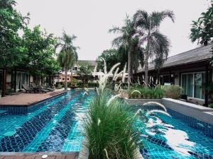 Bazén v ubytování Nirundorn Resort Chaam nebo v jeho okolí