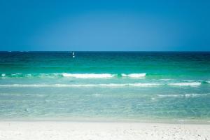 En strand vid eller i närheten av resorten