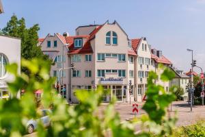 une rangée de bâtiments dans une rue de la ville dans l'établissement PLAZA Hotel Blankenburg Ditzingen, Sure Hotel Collection, à Ditzingen